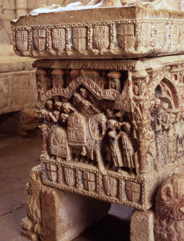 Detalles del sepulcro templario de Palencia